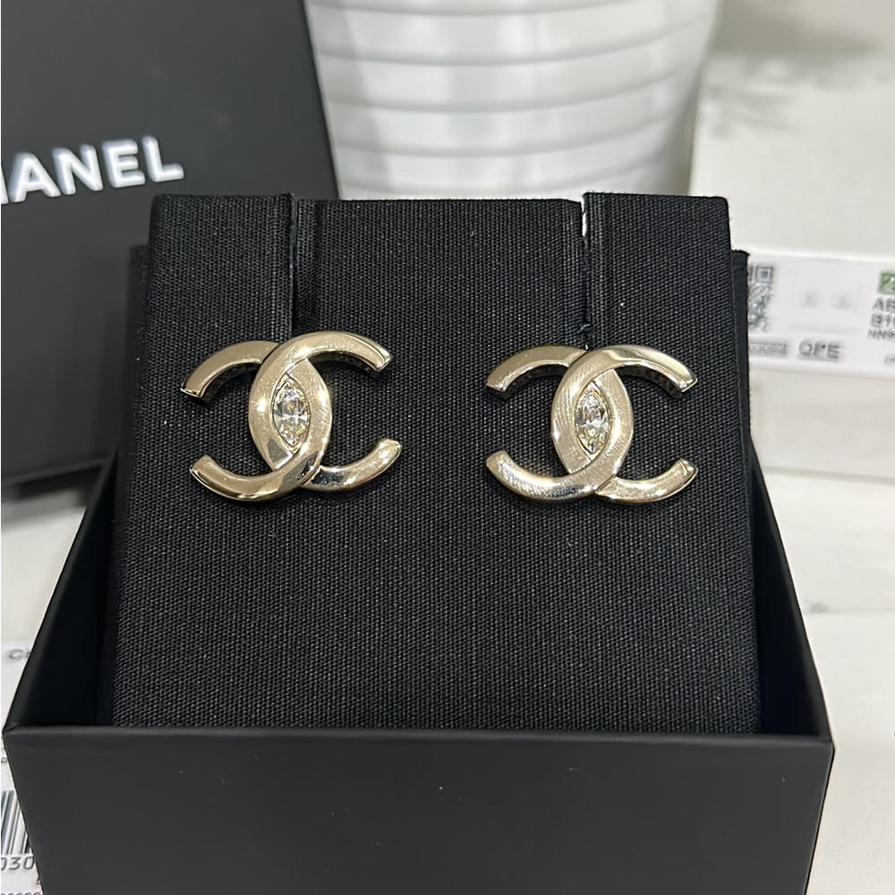 ❌ SOLD ❌ Chanel 23S Large CC stud earrings with crystals - Picture 2 of 5